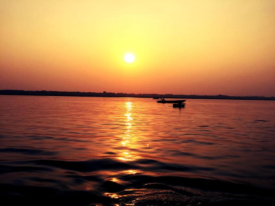 Golden River Varanasi Exteriör bild
