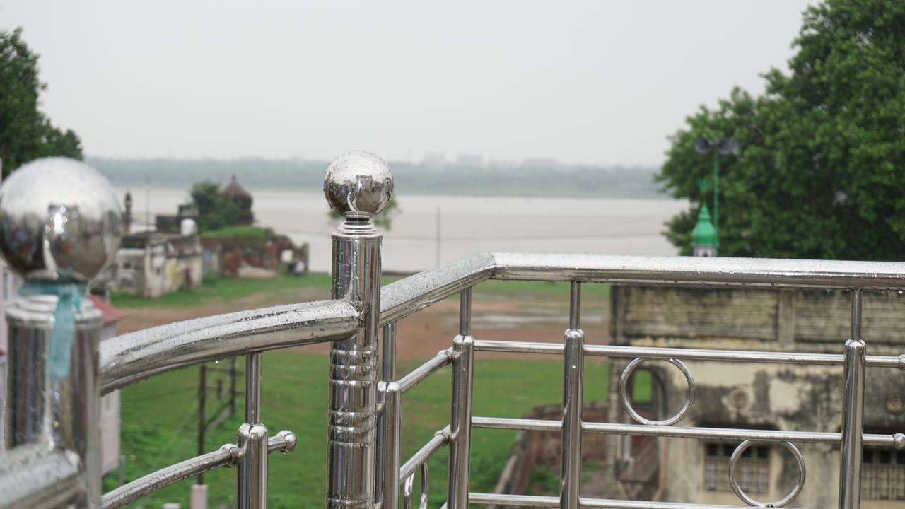 Golden River Varanasi Exteriör bild